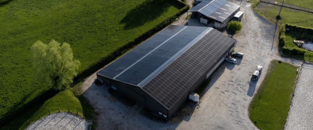 Centrale solaire photovoltaïque vue par drone bâtiment équestre